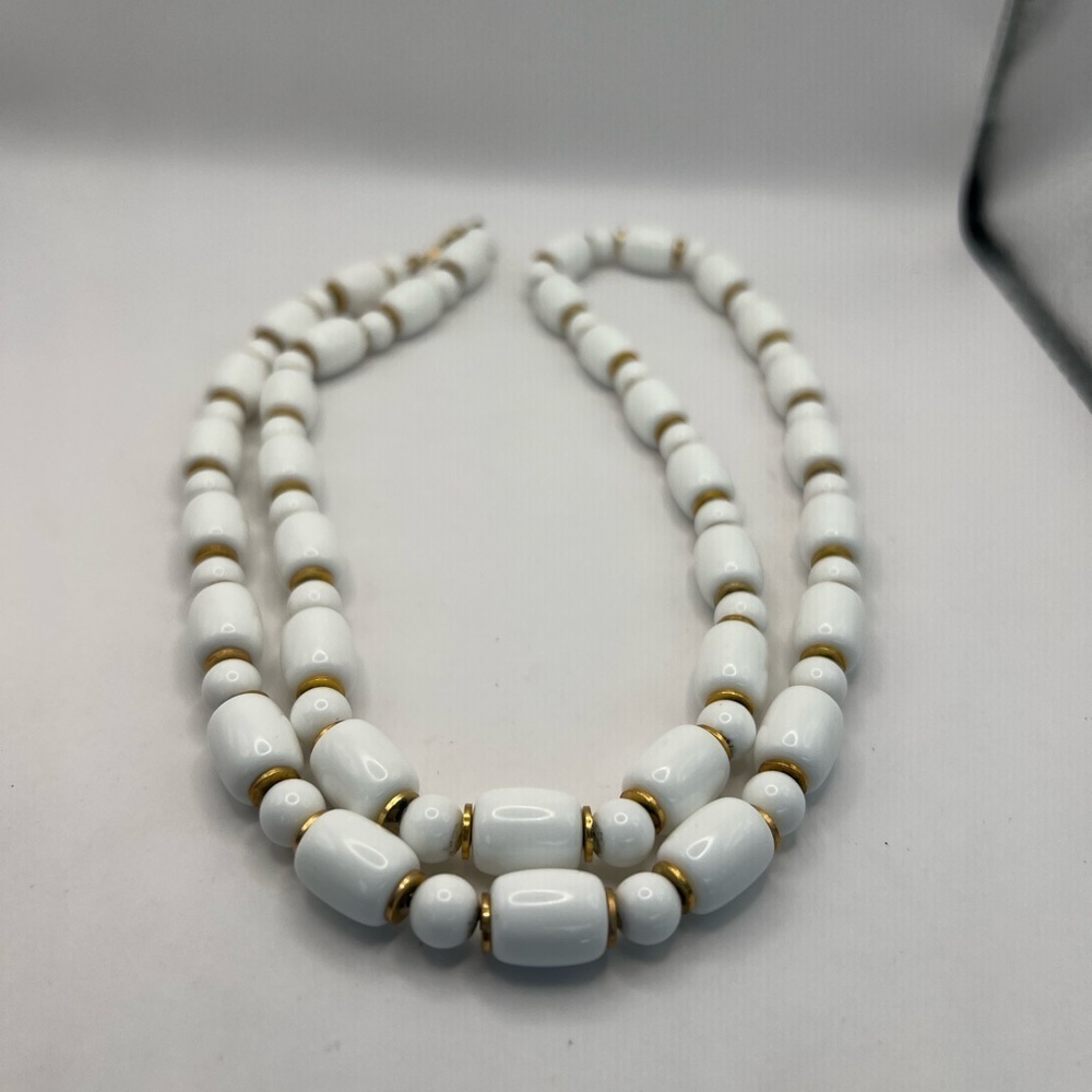 Vintage Crown Trifari White bead and gold tone long necklace - Picture 4 of 8